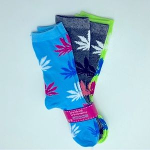 3 Pairs of Women’s Flower Socks NEW